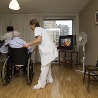 Le canton de Neuchâtel veut améliorer la prise en charge des personnes âgées (photo d'illustration). [Salvatore Di Nolfi]