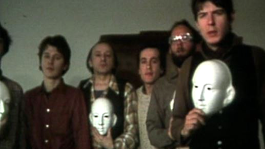 Les activistes du Groupe homosexuel genevois tombent le masque, 1980. [RTS]