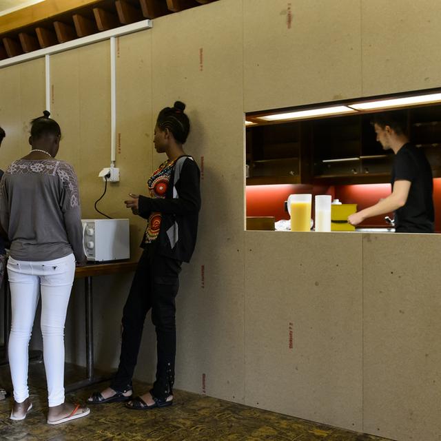 Le canton de Vaud renforce son dispositif sanitaire pour les migrants. [Keystone - Jean-Christophe Bott]