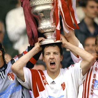 Christophe Bonvin soulève la Coupe remportée par Sion le 19 mai 1996 à Berne. [Keystone - Str]