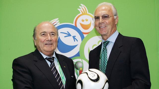 Franz Beckenbauer, ici avec Sepp Blatter, a assuré que l'Allemagne n'a pas acheté le Mondial 2006. [AP Photo/Christof Stache]