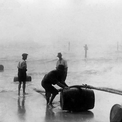 USA, New-York, 1925: atterrissement du câble sous-marin Italie-Amérique sur la plage de Rockoway. [CC-BY-SA - Bundesarchiv, Bild 102-01035 / Unknown]