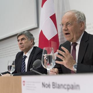 Le conseiller fédéral Johann Schneider-Ammann lors de la conférence de presse, avec Christoph Eymann. [Lukas Lehmann]