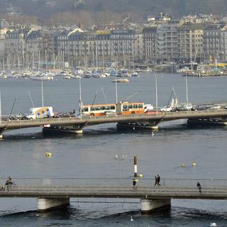 Les bouchons sont fréquents sur le pont du Mont-Blanc à Genève. [Keystone - Martial Trezzini]