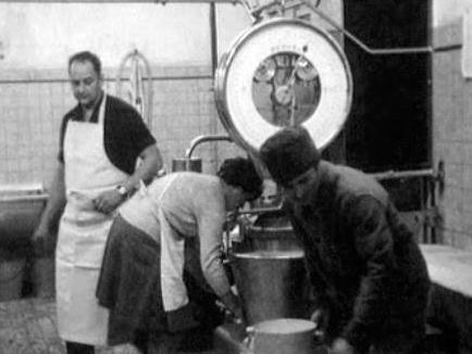 A la fromagerie de La Chaux-du-Milieu en 1969. [RTS]