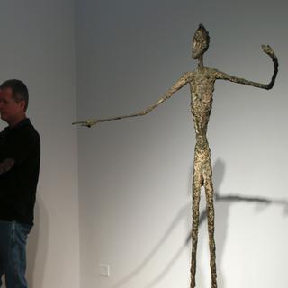 "L'homme au doigt" d'Alberto Giacometti lors d'une présentation à la presse en vue de la vente aux enchères de Christie's en mai 2015. [AFP - Eduardo Munoz]