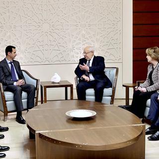 Le président al-Assad en réunion avec les parlementaires français le 25 février. [Keystone/EPA/Sana]