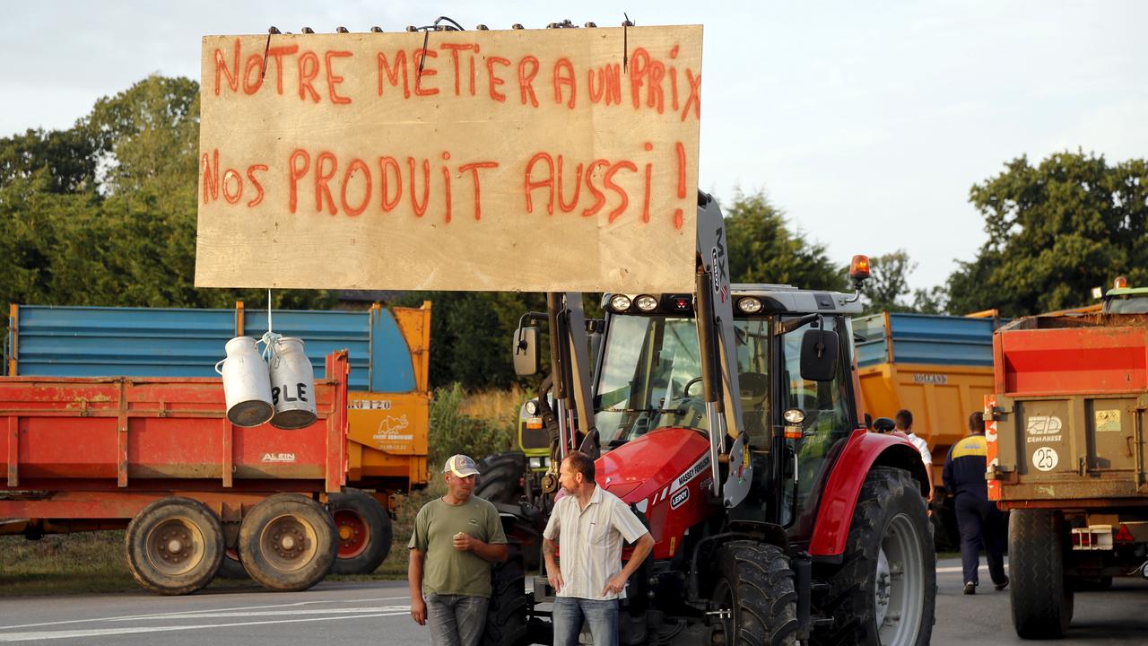 Les éleveurs et producteurs de lait ont bloqué plusieurs routes mardi et mercredi, comme ici à Saint Brice-en-Cogles, dans le nord-ouest de la France. [Reuters - Jacky Naegelen]