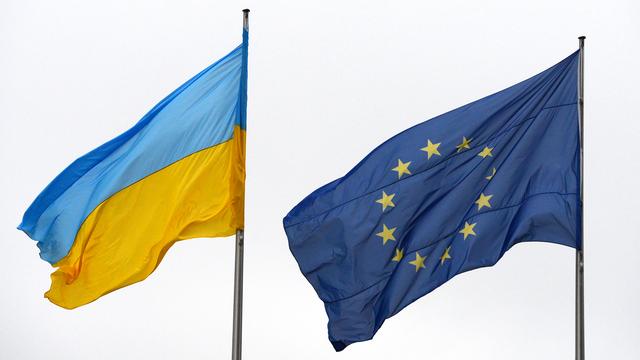 Drapeaux de l'Ukraine et de l'Europe. [JOHN MACDOUGALL]