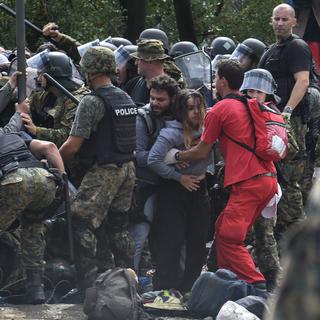 Samedi 22 août: les forces de l'ordre macédonienne tentent vainement de retenir les migrants venus de Grèce près de Gevgelija. [EPA/Keystone - Georgi Licovski]