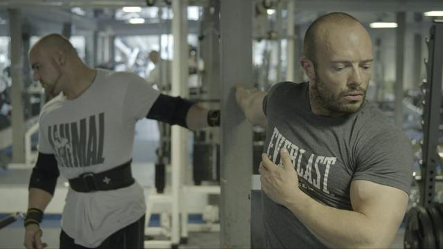 David Nicolas Parel (au premier plan) dans son film documentaire "Body", qui suit son frère dans la préparation d'une compétition de bodybuilding. [P.S.Productions]