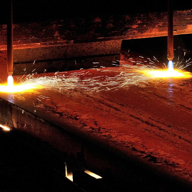 Une plaque d'acier chaude dans une aciérie d'Arcelor Mittal. [Philippe Huguen]