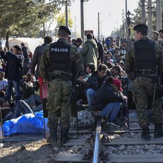 Des nombreux migrants se sont retrouvés bloqués à la frontière entre la Grèce et la Macédoine. [EPA/Georgi Licovski]