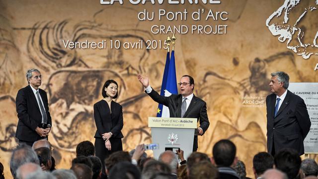 François Hollande et la ministre de la Culture Fleur Pellerin célèbrent l'ouverture de la reproduction de la grotte Chauvet. [Jeff Pachoud]