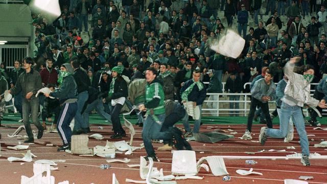 Les fans du Panathinaïkos envahissent le stade lors du derby d'Athènes. [Reuters]