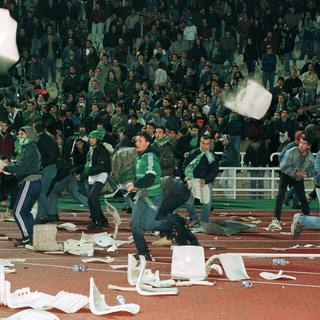 Les fans du Panathinaïkos envahissent le stade lors du derby d'Athènes. [Reuters]