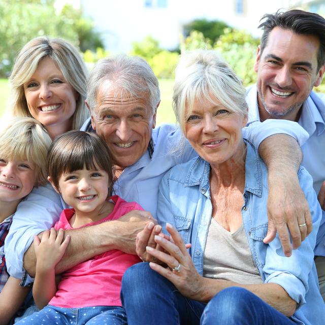 Famille avec trois générations [fotolia - © goodluz]