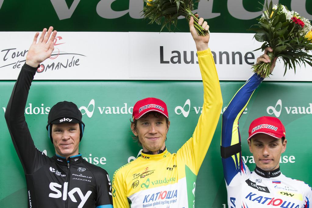 Le vainqueur du tour Zakarin entouré par son dauphin Spilak (à droite) et le 3e Froome (gauche). [KEYSTONE - Jean-Christophe Bott]