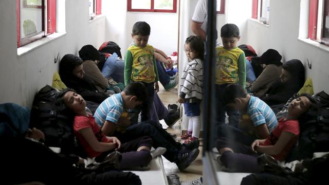 Des migrants prennent un peu de repos dans un hôtel désaffecté sur l'île de Kos, en Grèce, le mercredi 27 mai 2015. [AP Photo/Petros Giannakouris]