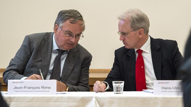 Le président de l'USAM Jean-François Rime et le directeur Hans-Ulrich Bigler, en pleine conférence de presse ce lundi 7 septembre 2015 à Berne. [PETER SCHNEIDER]