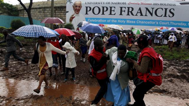 Le pape François est arrivé sous la pluie à Nairobi au Kenya jeudi. [Thomas Mukoya]
