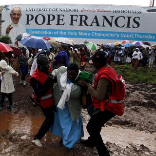 Le pape François est arrivé sous la pluie à Nairobi au Kenya jeudi. [Thomas Mukoya]