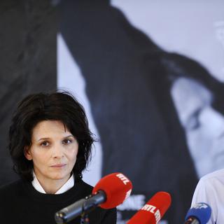 L'actrice Juliette Binoche et le metteur en scène Ivo Van Hove présentent "Antigone" de Sophocle lors d'une conférence de presse le 13 février 2015. [AFP - Jean-Christophe Verhaegen]