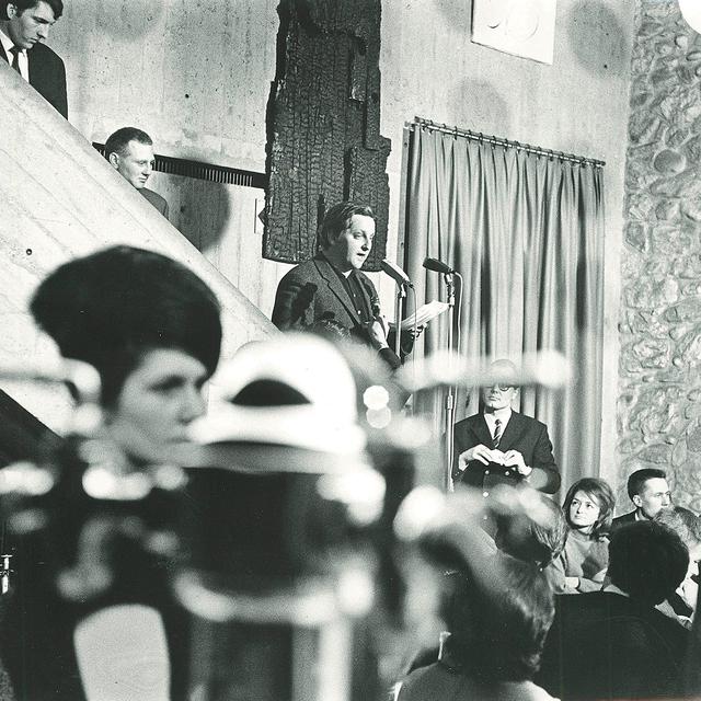 1966: Peter Bichsel au restaurant Chutz donnant sa présentation "Kino" pendant les premières Journées de Soleure. [journeesdesoleure.ch]