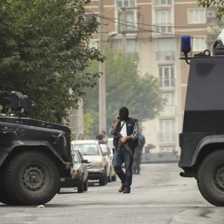 Un membre des forces spéciales de la police lors de l'arrestation de plusieurs personnes suspectées de terrorisme, le 26 octobre 2015 (image d'illustration).