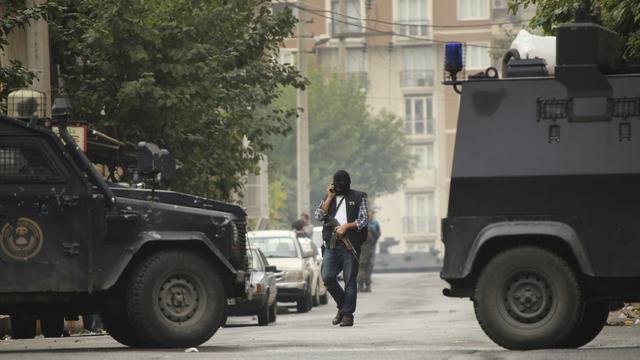 Un membre des forces spéciales de la police lors de l'arrestation de plusieurs personnes suspectées de terrorisme, le 26 octobre 2015 (image d'illustration).