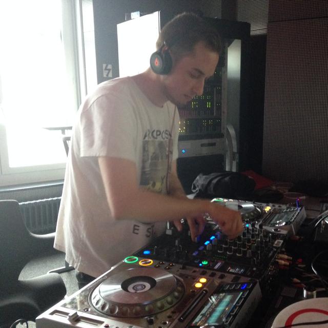 DJ Naxa dans les studios de Couleur 3. [RTS]