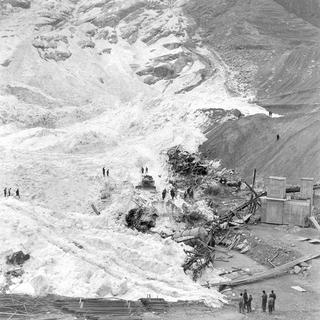 Le 30 août 1965, un pan du glacier de l'Allalin ensevelit le chantier de construction du barrage de Mattmark. [Keystone - Str]
