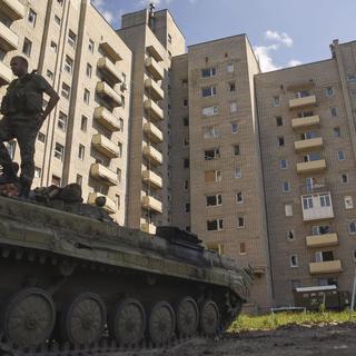 Les militaires sont toujours présents en nombre à Donetsk. [EPA/Iva Boberskyy]