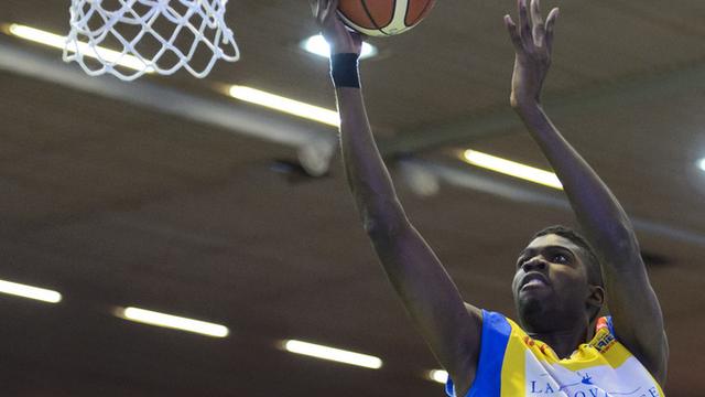 Babacar Touré (en jaune) est l'un des atouts majeurs d'Union NE. [Laurent Gillieron]