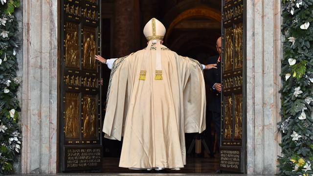 Le moment très attendu de l'ouverture de la porte de la Basilique Saint-Pierre. [Vincenzo Pinto]