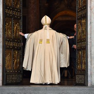 Le moment très attendu de l'ouverture de la porte de la Basilique Saint-Pierre. [Vincenzo Pinto]