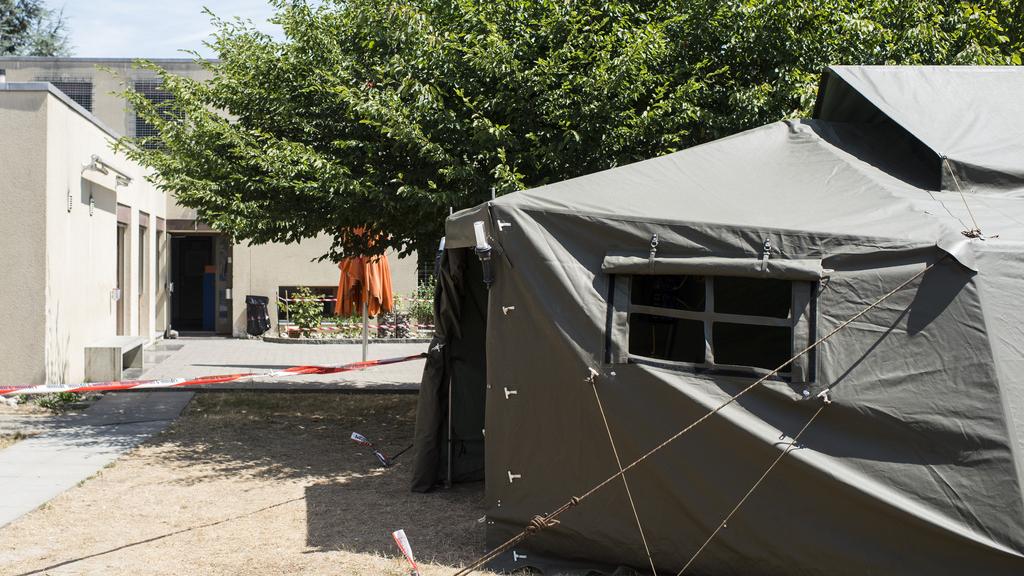 Les tentes militaires installées devant un centres d'accueil déjà existant. [Ennio Leanza]