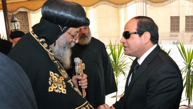 Le président égyptien présente ses condoléances au patriarche copte Théodore II. [AFP - Présidence égyptienne]