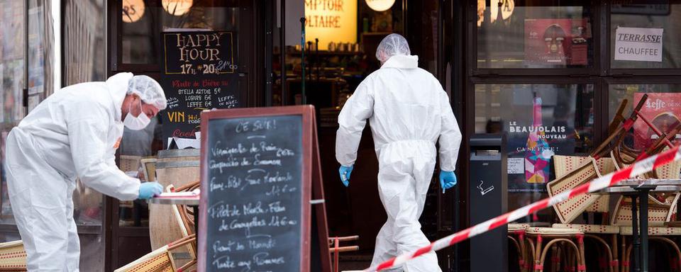 La police scientifique à l'oeuvre sur le Boulevard Voltaire à Paris, samedi matin. [EPA/Keystone - Marius Becker]