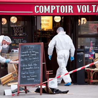 La police scientifique à l'oeuvre sur le Boulevard Voltaire à Paris, samedi matin. [EPA/Keystone - Marius Becker]