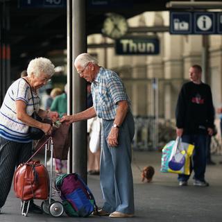 Pour les seniors, les voyages en train sont de plus en plus courant mais de nombreux obstacles entravent parfois leur parcours: machine à billet, changement de train trop rapide, manque de signalétique. [Martin Ruetschi]