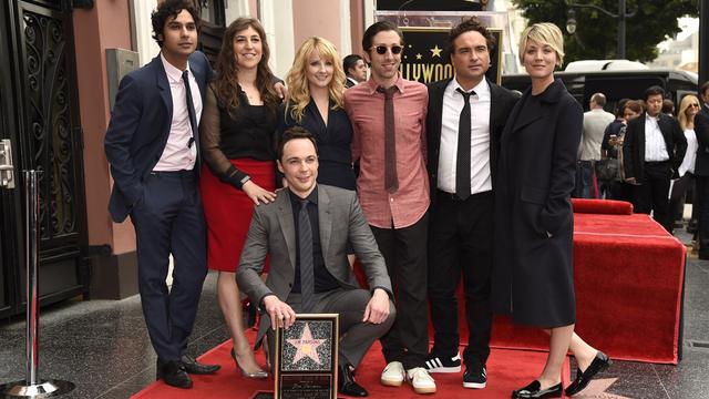 Jim Parsons entouré par les autres acteurs principaux de la série comique à succès. [Photo by Chris Pizzello/Invision/AP]