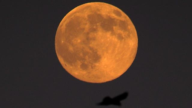 La Lune photographiée le 22 septembre se teinte déjà de rouge avant le rendez-vous de lundi matin. [EPA/MIKE NELSON]