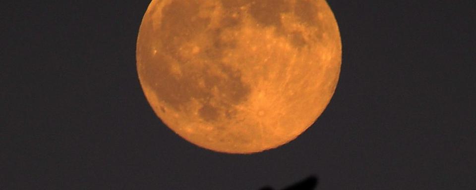 La Lune photographiée le 22 septembre se teinte déjà de rouge avant le rendez-vous de lundi matin. [EPA/MIKE NELSON]