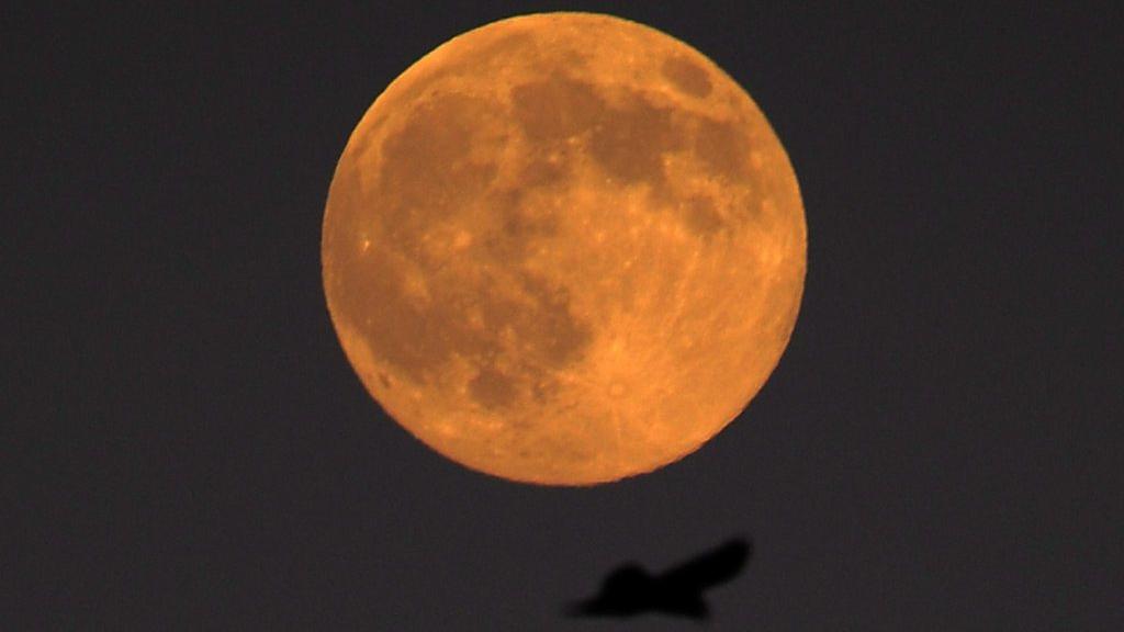 La Lune photographiée le 22 septembre se teinte déjà de rouge avant le rendez-vous de lundi matin. [EPA/MIKE NELSON]