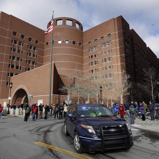 Djokhar Tsarnaev, a déja fait deux brèves apparitions devant la cour fédérale à Boston: une première fois, encore blessé, en juillet 2013 et une deuxième fois le 18 décembre dernier, pour une brève audience avant le procès. [STEVEN SENNE]