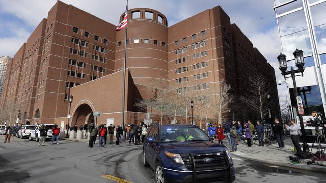 Djokhar Tsarnaev, a déja fait deux brèves apparitions devant la cour fédérale à Boston: une première fois, encore blessé, en juillet 2013 et une deuxième fois le 18 décembre dernier, pour une brève audience avant le procès. [STEVEN SENNE]