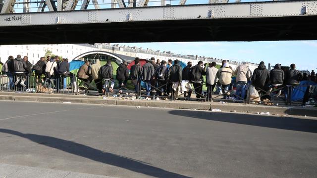 Image prise la veille du démantèlement du campement de fortune sous le métro aérien Porte de la Chapelle, à Paris, où vivaient environ 350 migrants.