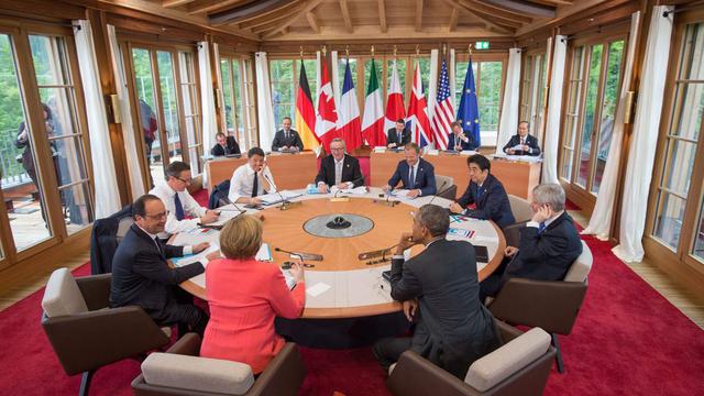 Les chefs d'Etat ou de gouvernement du G7 en réunion lundi au château d'Elmau. [AFP - Michael Kappeler/pool]