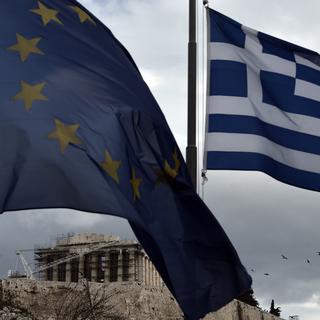 Drapeaux grec et européen. [AFP - Aris Messinis]